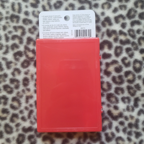 SINGER Fly Friendly Travel Sewing Kit with Storage Case, 34 Pieces, New in Case! - Picture 5 of 10